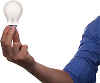 Photo d’un homme tenant une ampoule électrique, illustrant l’innovation